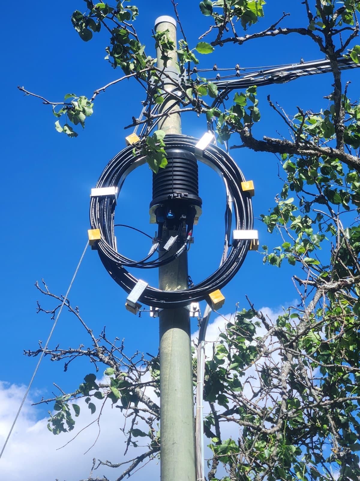 Palo con giunto in fibra ottica e spira di scorta del cavo
