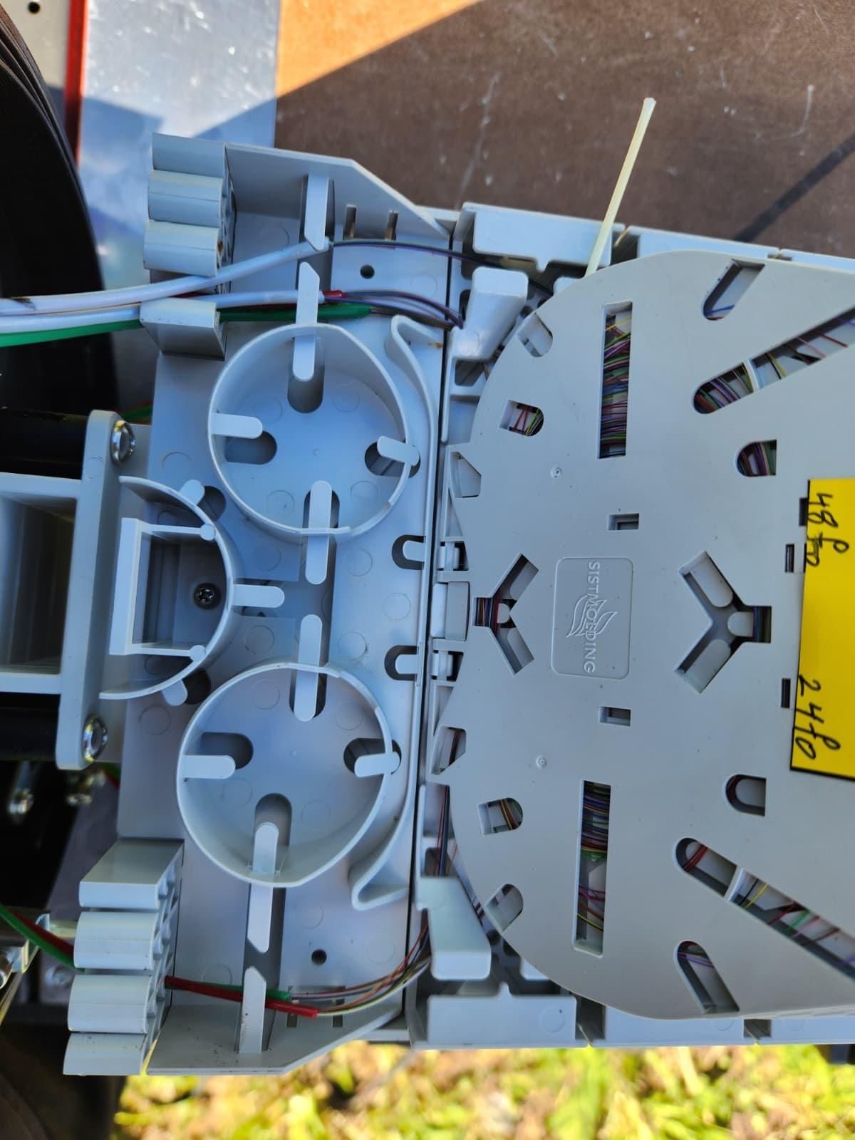 Muffola in fibra ottica aperta con i cassetti di giunzione