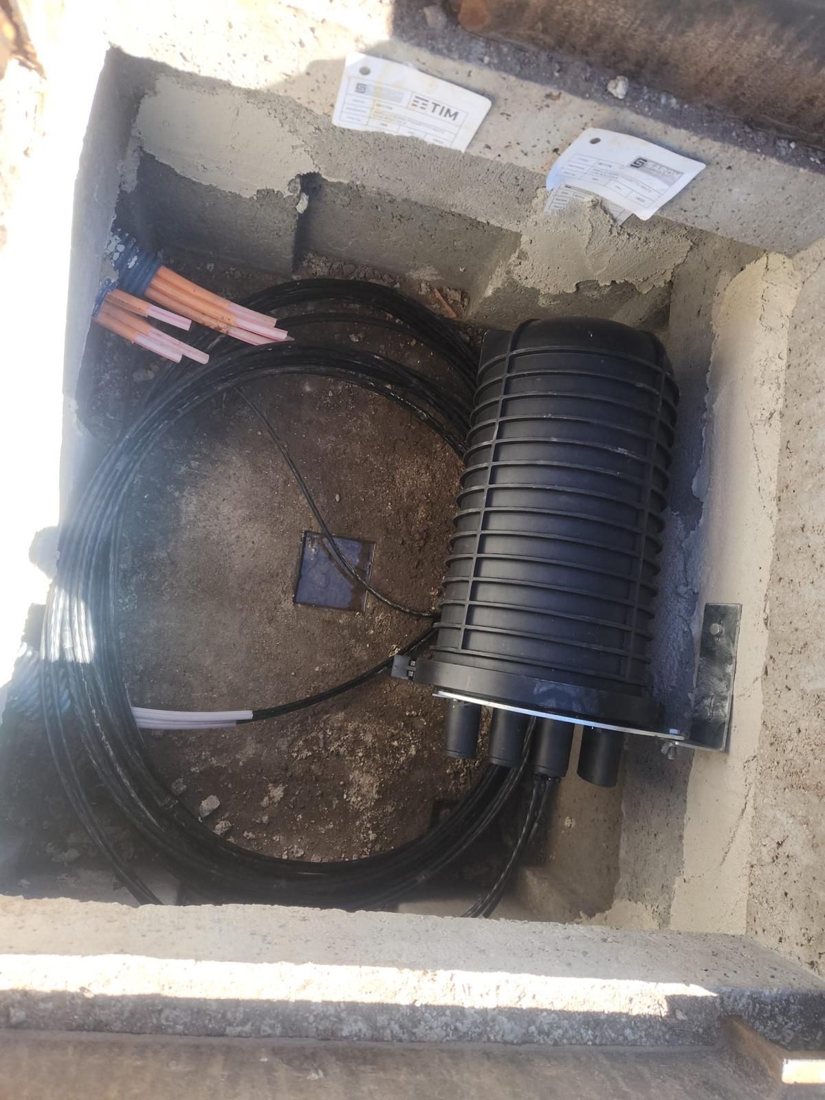 Pozzetto con muffola di giunzione e scorta di cavo in fibra