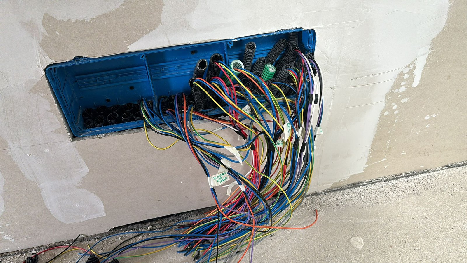 Scatola di derivazione con cablaggio colorato di un impianto elettrico